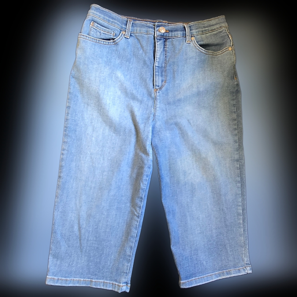 Women's Light Blue Gloria Vanderbilt Capri Jeans